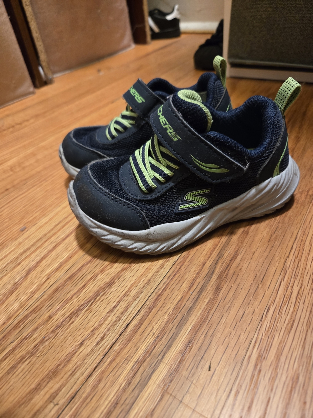 Skechers Kids  7c Navy and Lime Green Athletic Sneakers